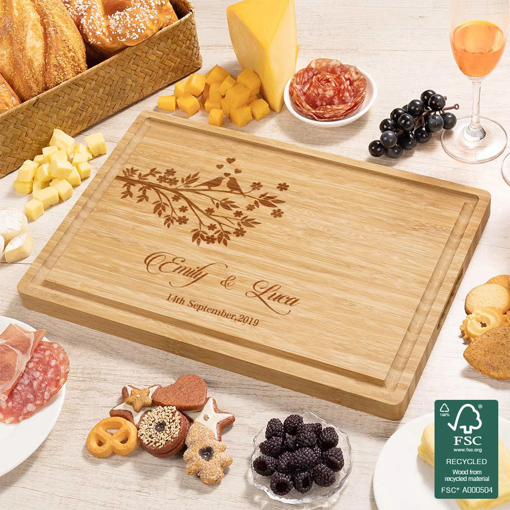 Personalised Lover Tree Bamboo Cutting Board with Engraved Names and Juice Groove – Wedding or Housewarming Gift for Couples