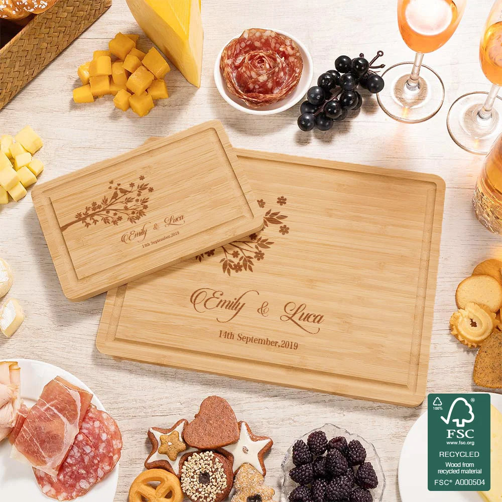 Personalised Lover Tree Bamboo Cutting Board with Engraved Names and Juice Groove – Wedding or Housewarming Gift for Couples